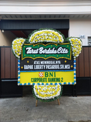 Papan Bunga Duka di Ujung Bulu