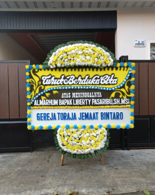 Papan Bunga Duka di Ujung Bulu