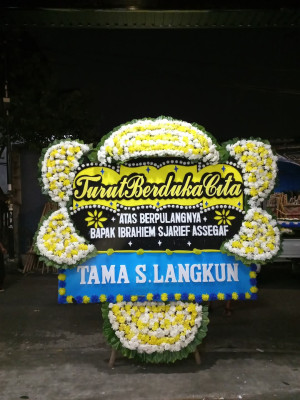 Papan Bunga Duka di Ujung Bulu