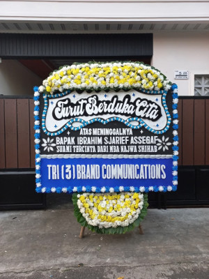 Papan Bunga Duka di Ujung Bulu